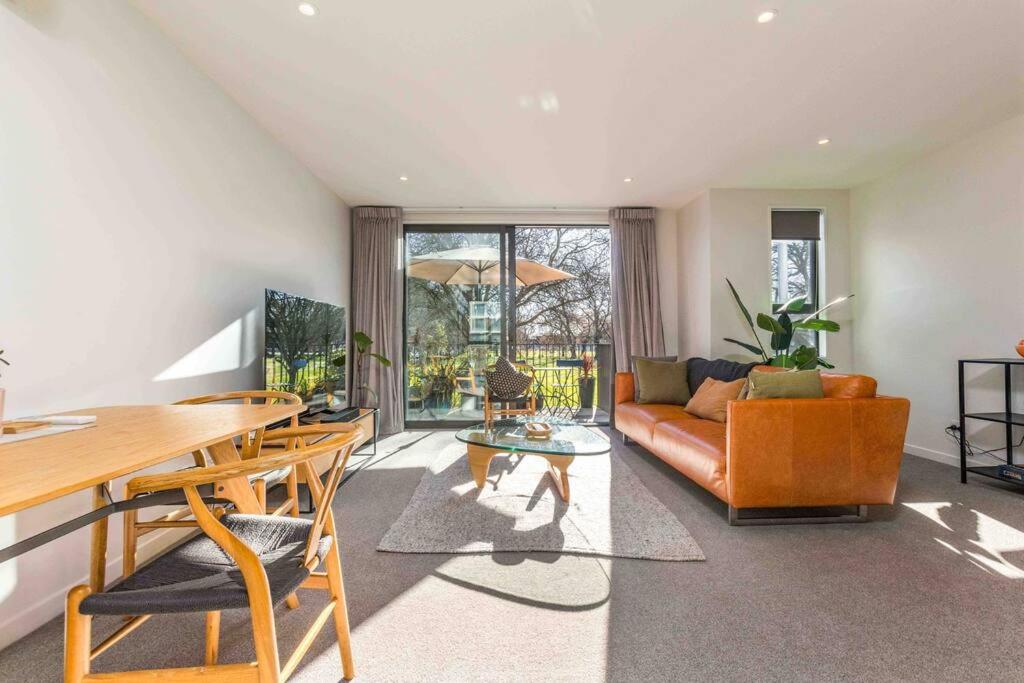 Luxury APT 2BR w Balcony Parkside Central City - Resim 3