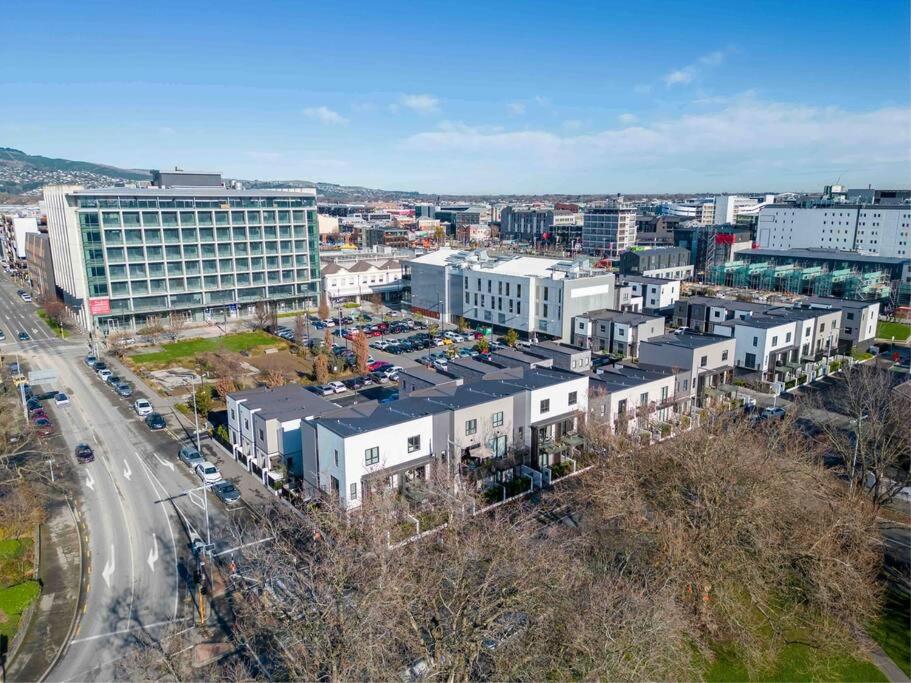 Luxury APT 2BR w Balcony Parkside Central City - Resim 16