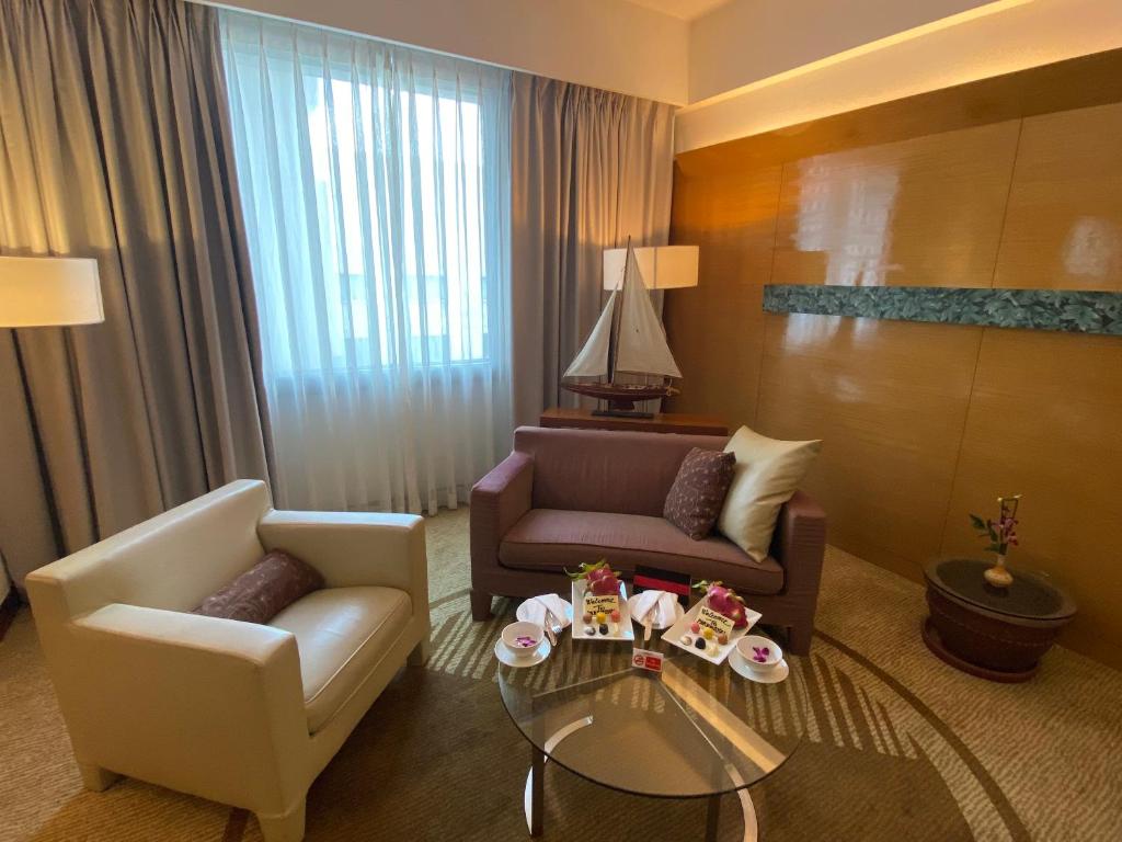 Executive Suite with Free Airport Transfers, 4 Pieces of Laundry Daily and Evening Cocktail