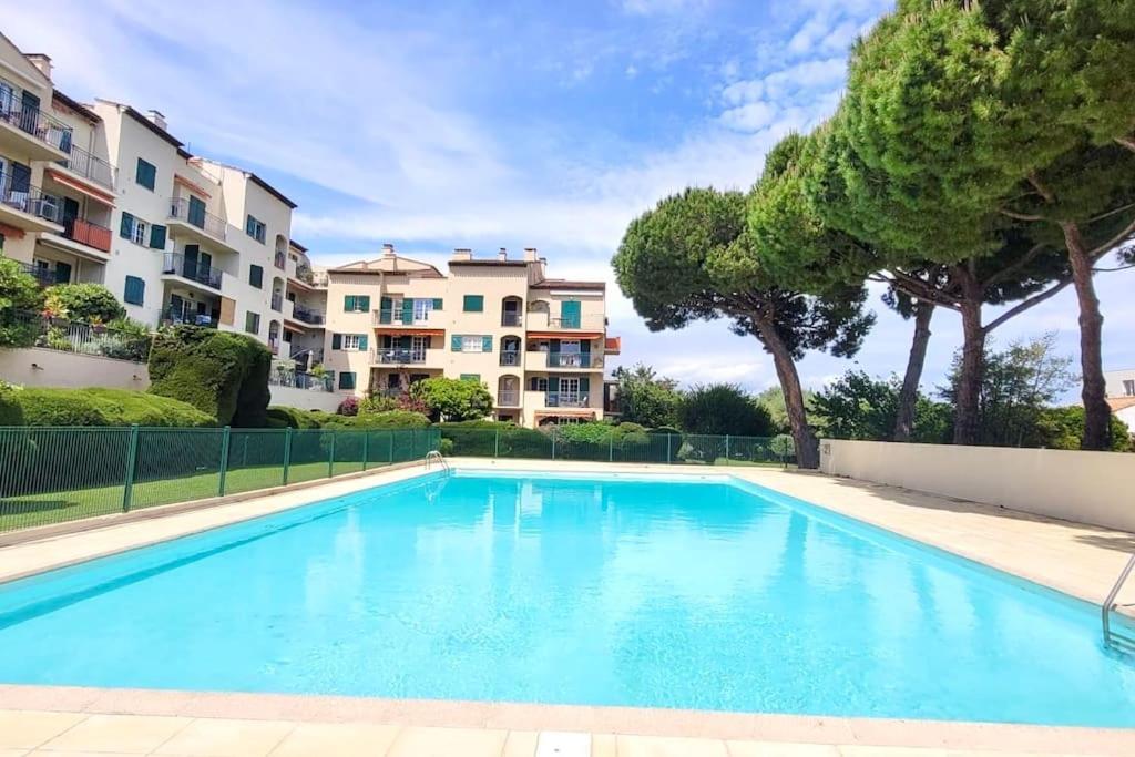 - une grande piscine en face de certains appartements dans l'établissement Appartement spacieux ,4 pers,Piscine & Vue mer, à Antibes
