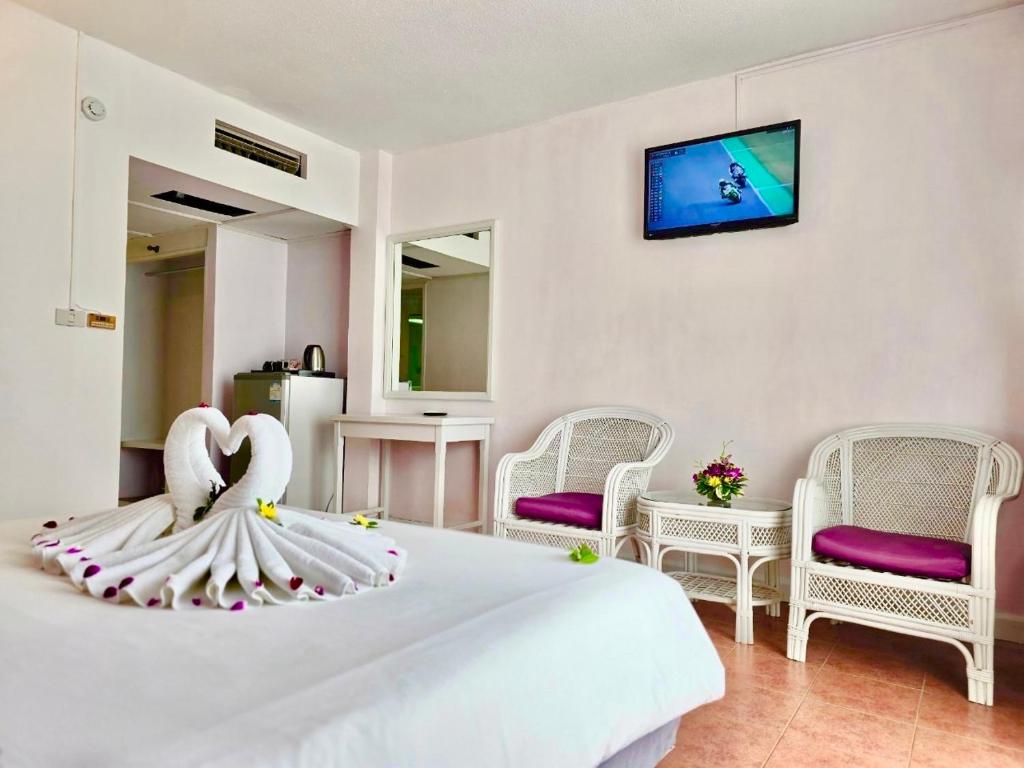 TV a/nebo společenská místnost v ubytování ON Hotel Phuket - SHA