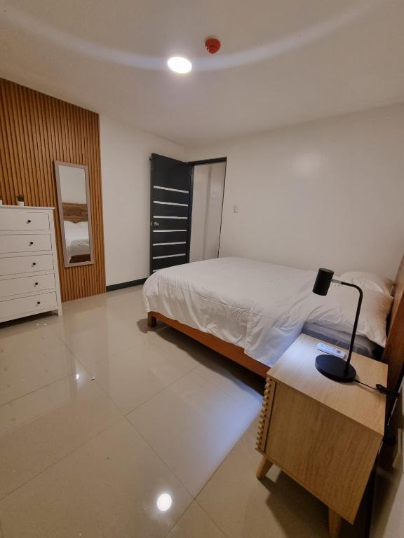 Un pat sau paturi într-o cameră la Flat 35, Unit 2A