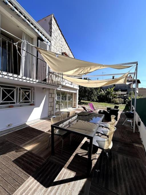 un patio avec une table et des chaises sur une terrasse dans l'établissement Maison provençale 3 chambres, à Cagnes-sur-Mer