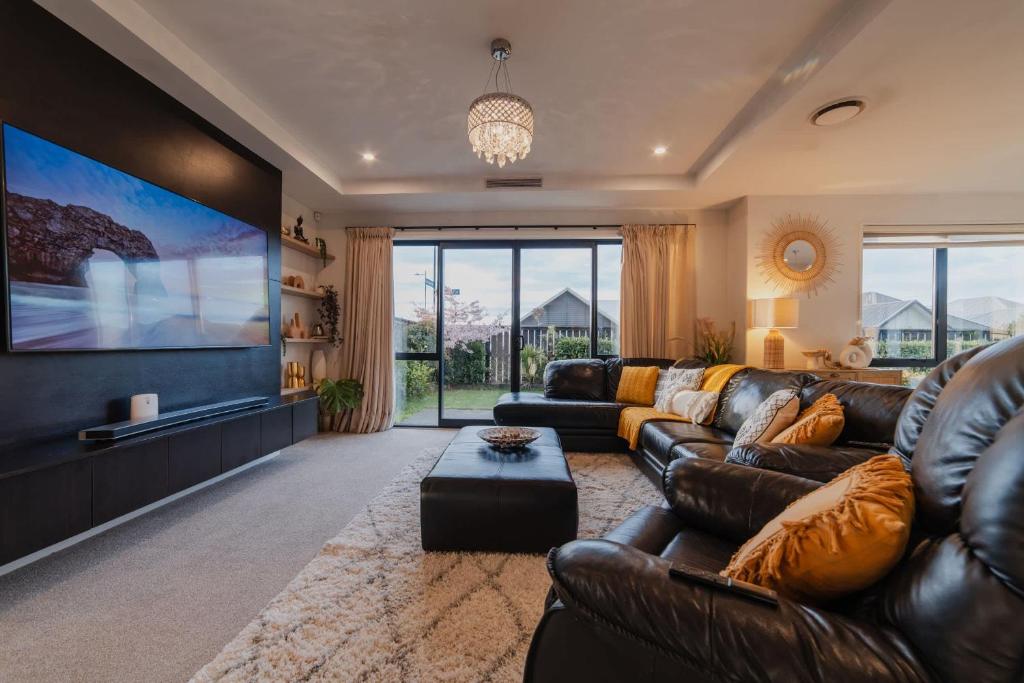 Sunlit Sanctuary with Private Patio in Wigram - Resim 1