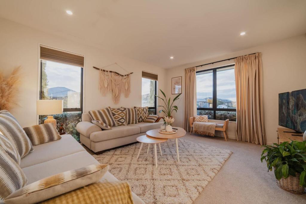 Sunlit Sanctuary with Private Patio in Wigram - Resim 4