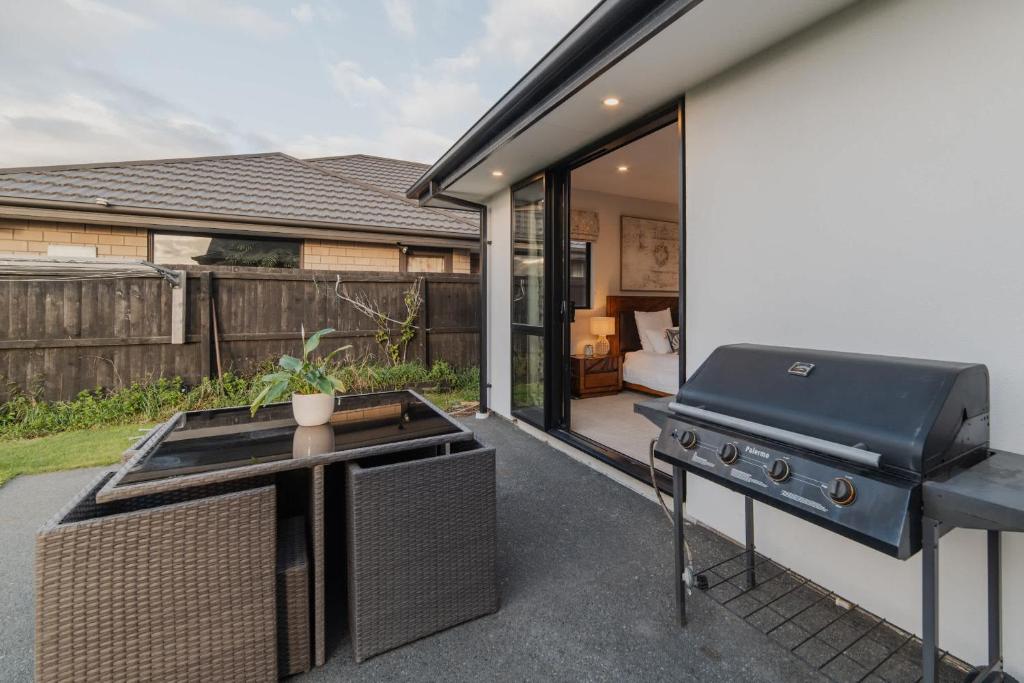 Sunlit Sanctuary with Private Patio in Wigram - Resim 13