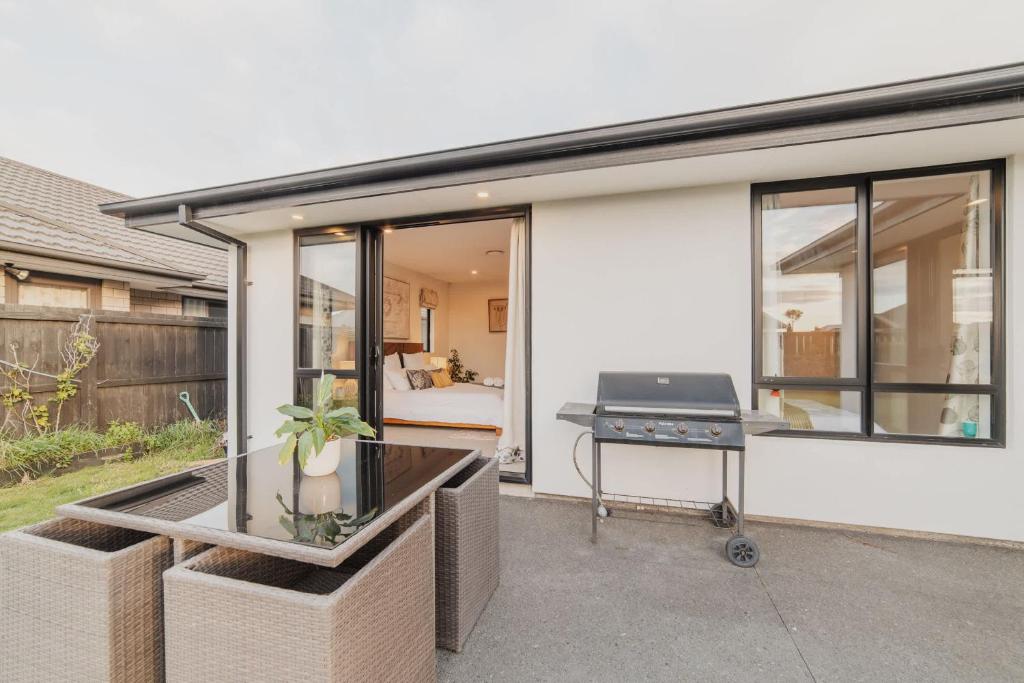 Sunlit Sanctuary with Private Patio in Wigram - Resim 15