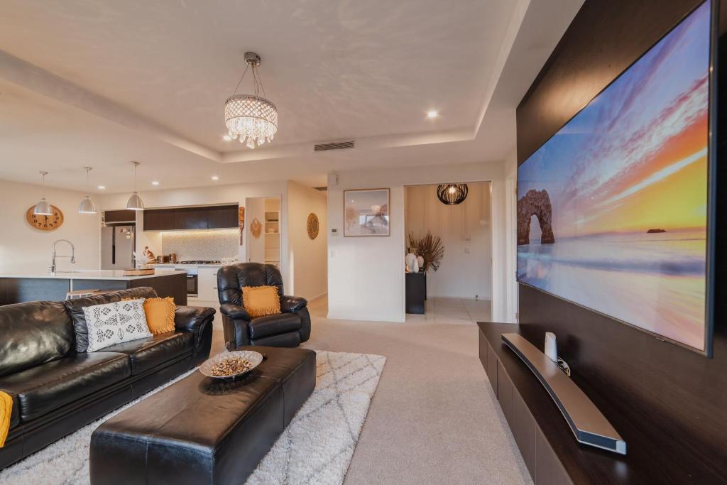 Sunlit Sanctuary with Private Patio in Wigram - Resim 17