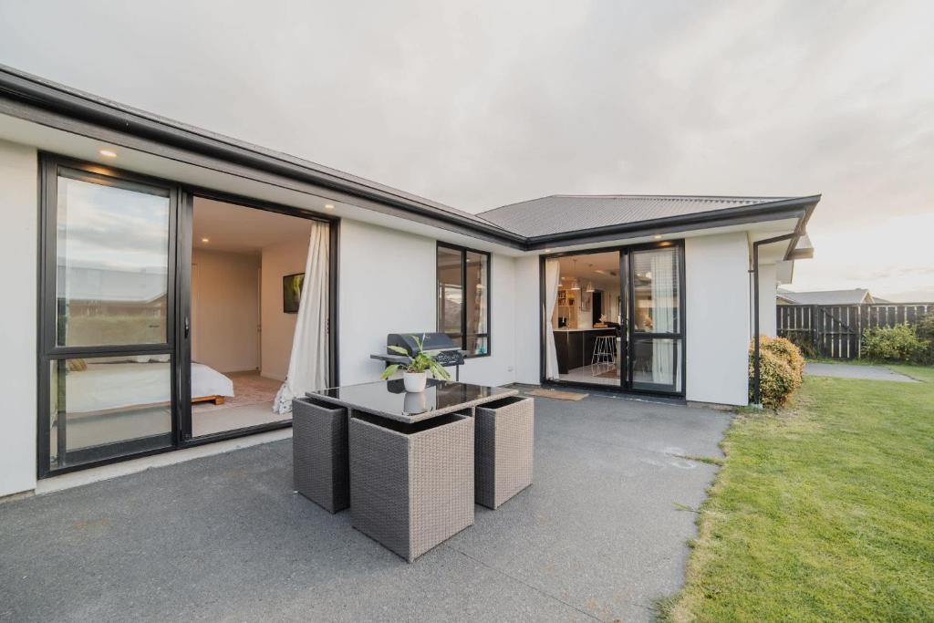 Sunlit Sanctuary with Private Patio in Wigram - Resim 18