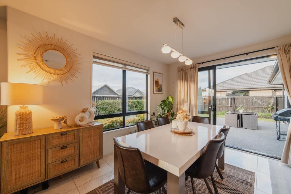 Sunlit Sanctuary with Private Patio in Wigram - Resim 19