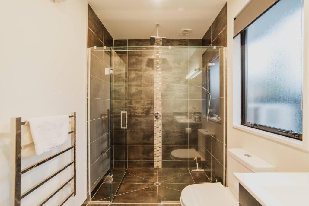 Sunlit Sanctuary with Private Patio in Wigram - Resim 21