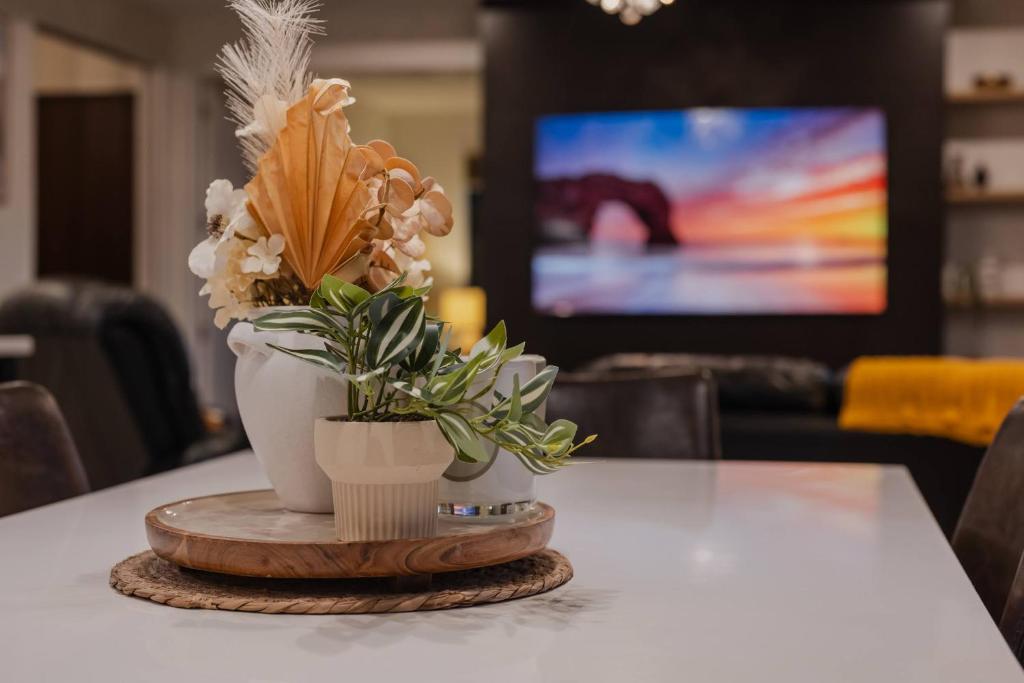 Sunlit Sanctuary with Private Patio in Wigram - Resim 24