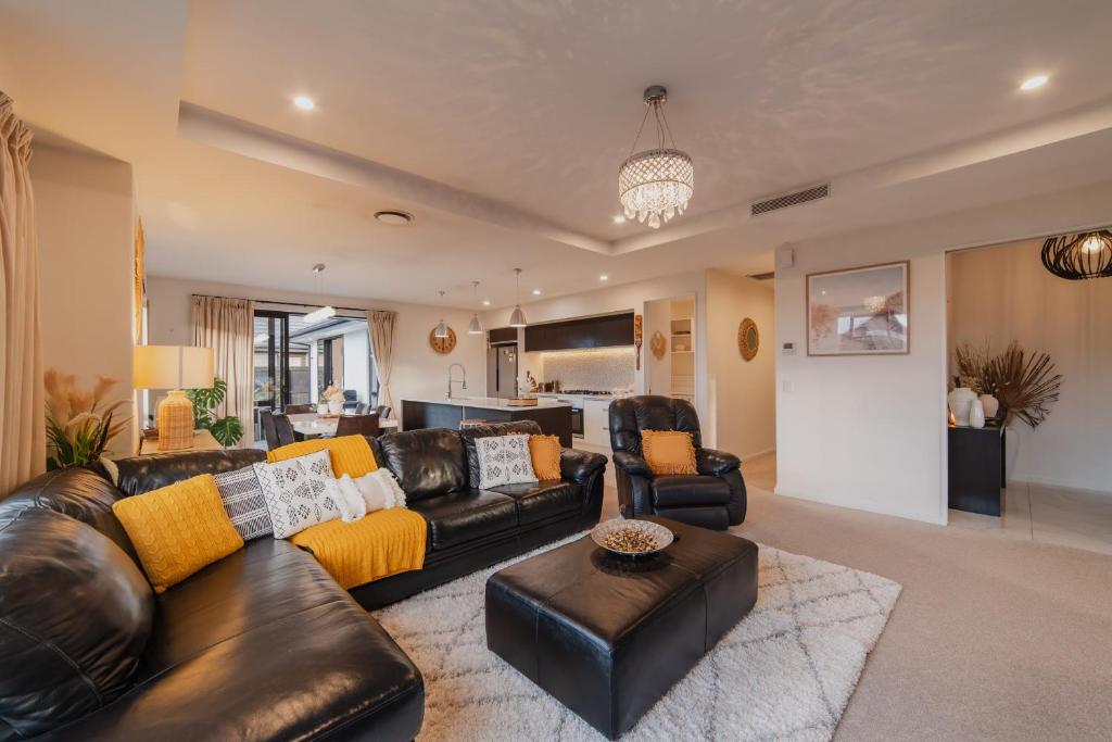 Sunlit Sanctuary with Private Patio in Wigram - Resim 26