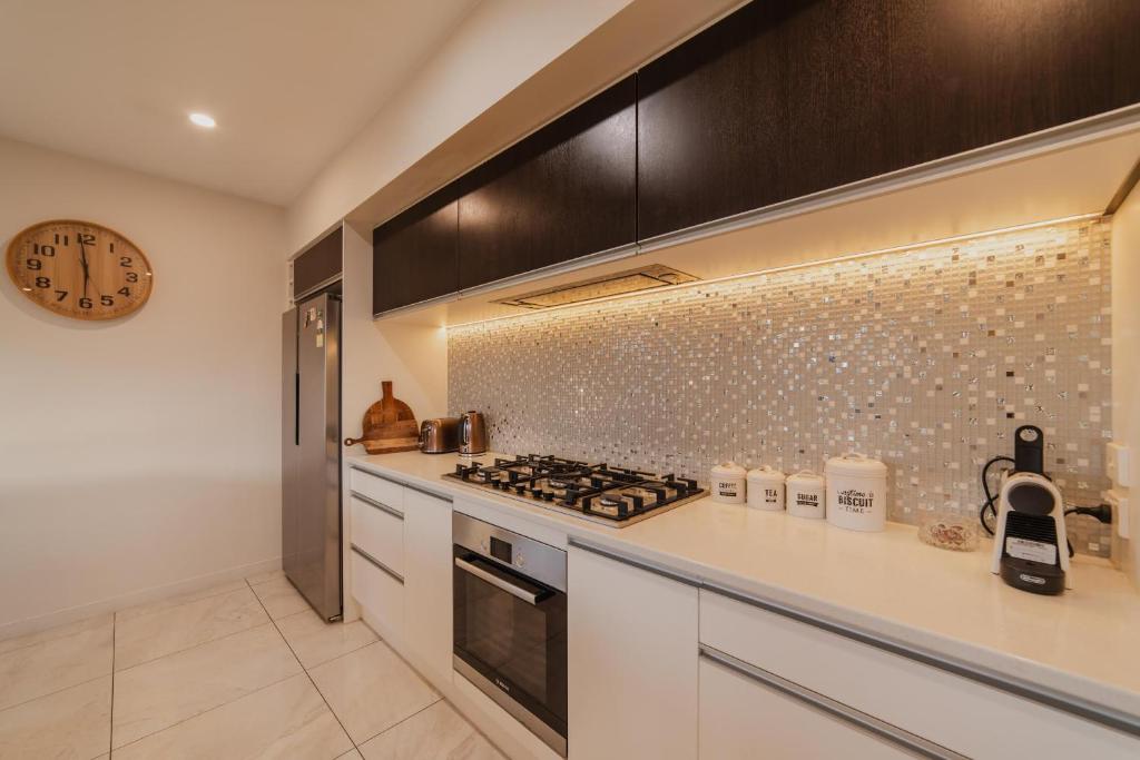 Sunlit Sanctuary with Private Patio in Wigram - Resim 34