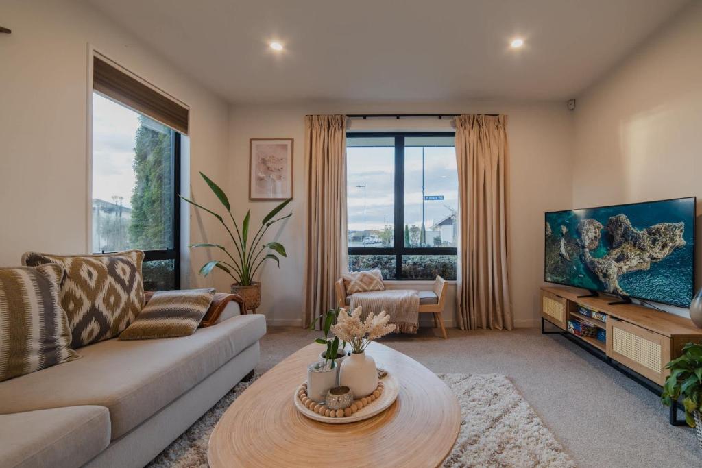 Sunlit Sanctuary with Private Patio in Wigram - Resim 36