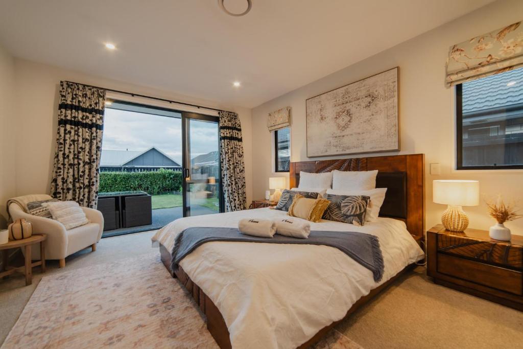 Sunlit Sanctuary with Private Patio in Wigram - Resim 2