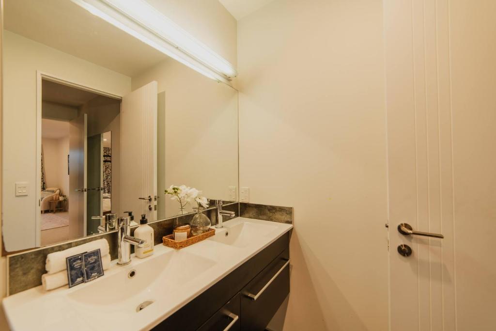 Sunlit Sanctuary with Private Patio in Wigram - Resim 38