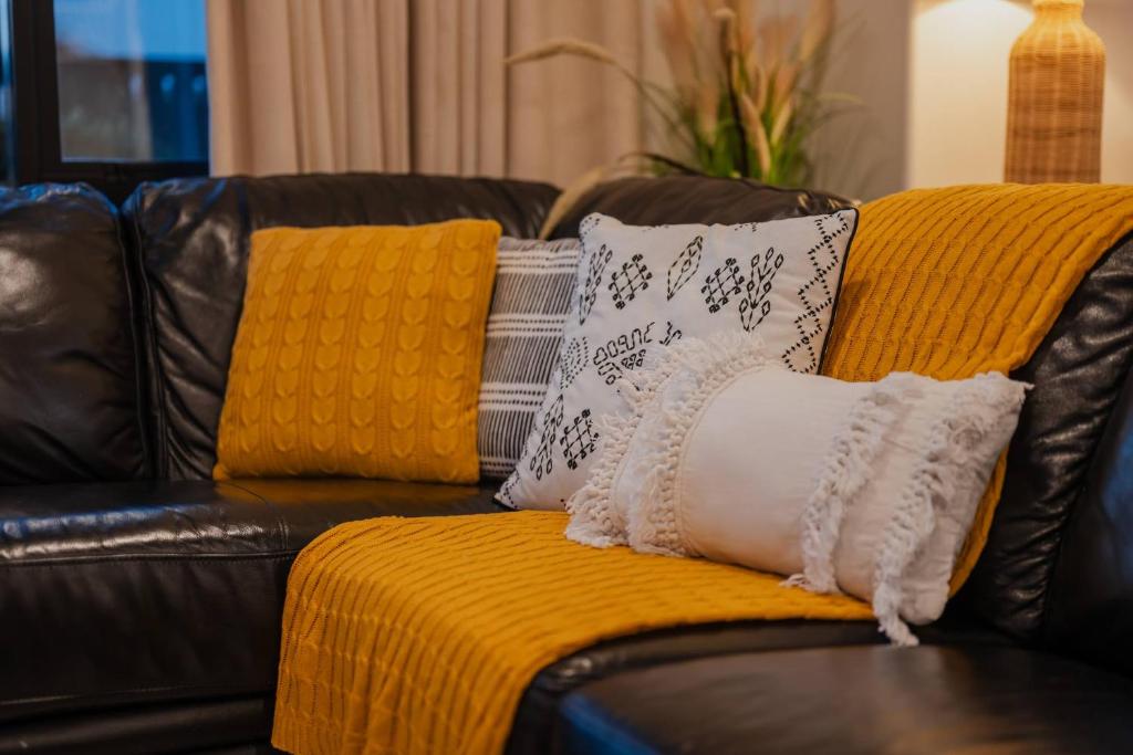 Sunlit Sanctuary with Private Patio in Wigram - Resim 41