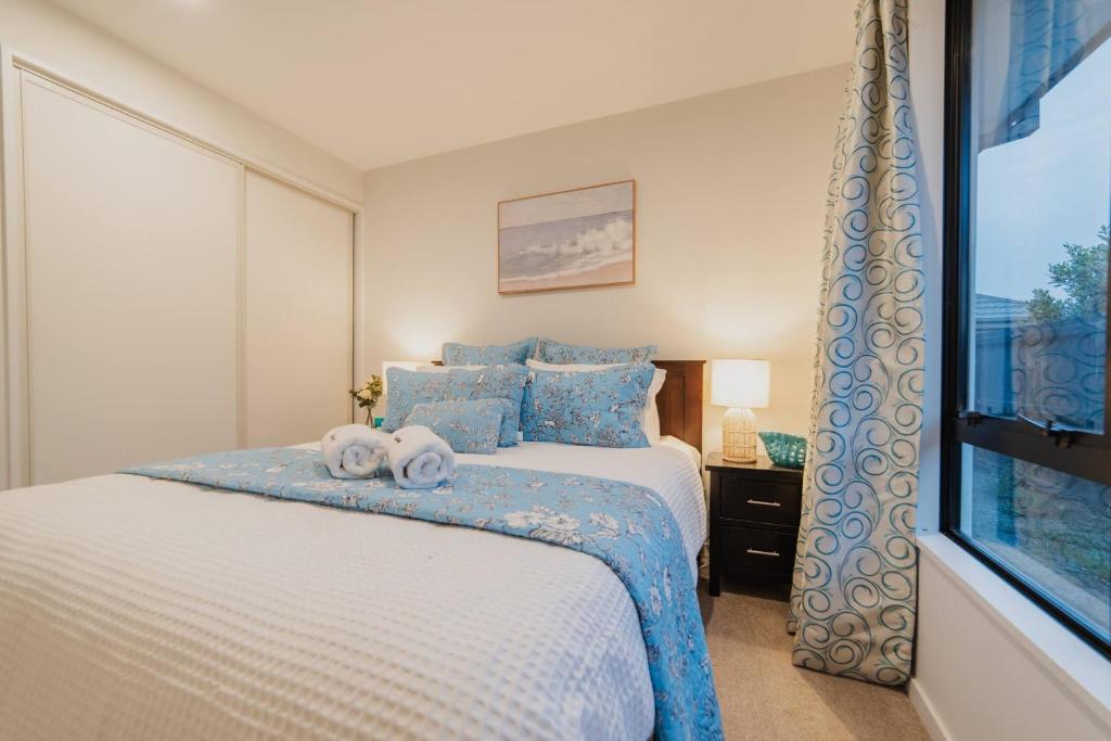 Sunlit Sanctuary with Private Patio in Wigram - Resim 40