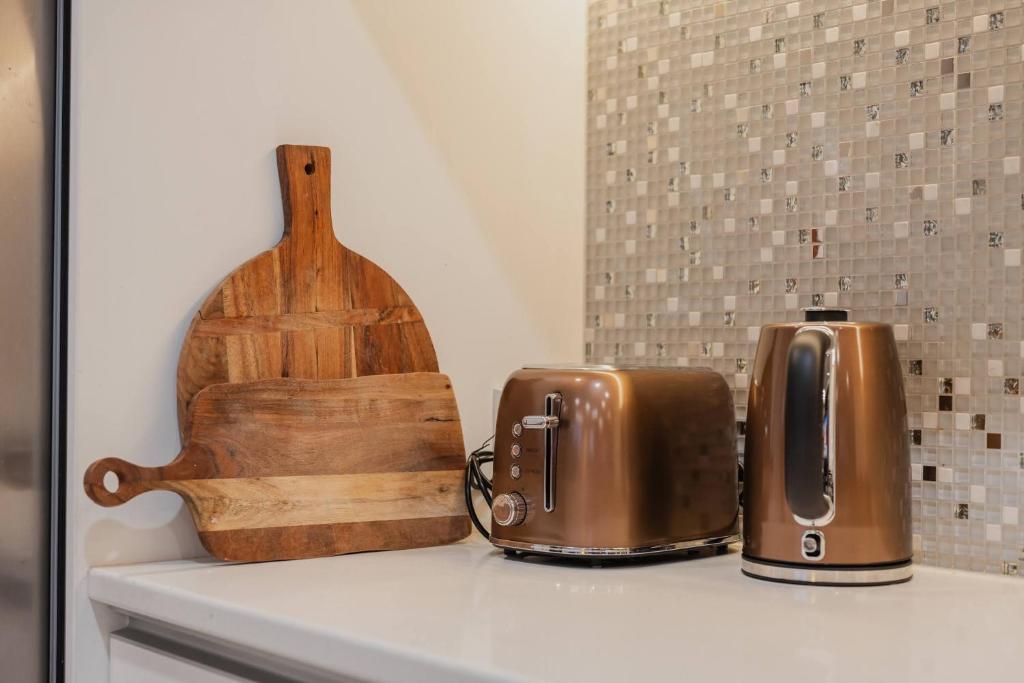 Sunlit Sanctuary with Private Patio in Wigram - Resim 43