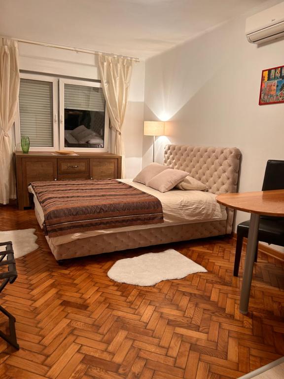 A seating area at Cozy with parking
