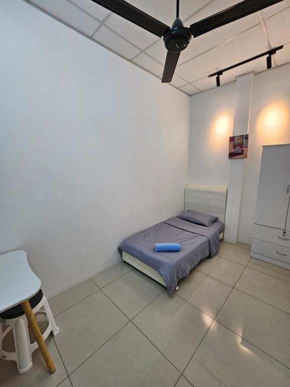 乔治市Color Mixed Home Hostel的卧室里有一张床和一把椅子