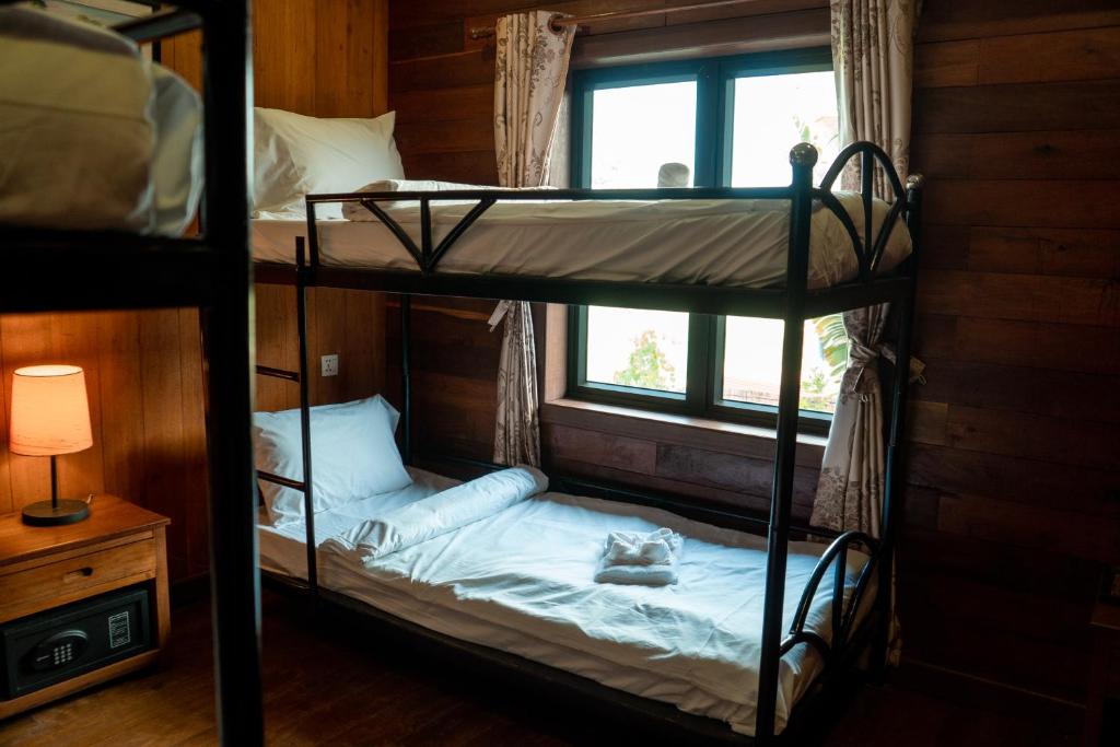 Postel nebo postele na pokoji v ubytování Jungle Sanctuary Hotel Siem Reap