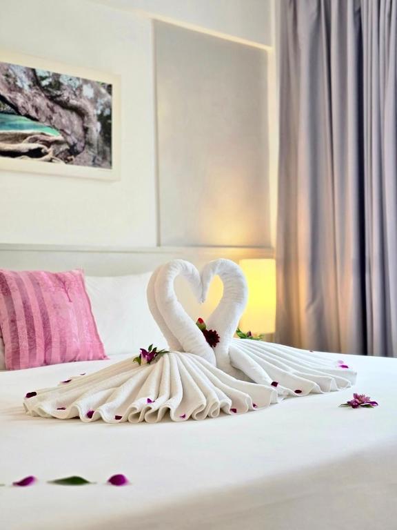 Postel nebo postele na pokoji v ubytování ON Hotel Phuket - SHA