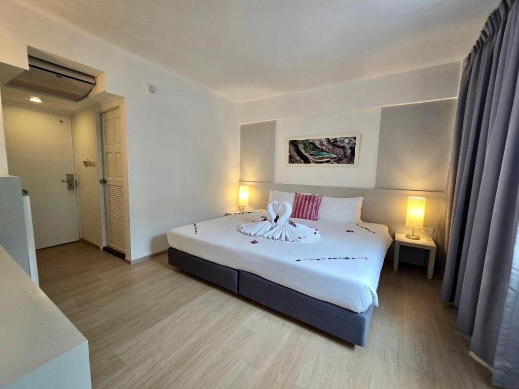 Postel nebo postele na pokoji v ubytování ON Hotel Phuket - SHA