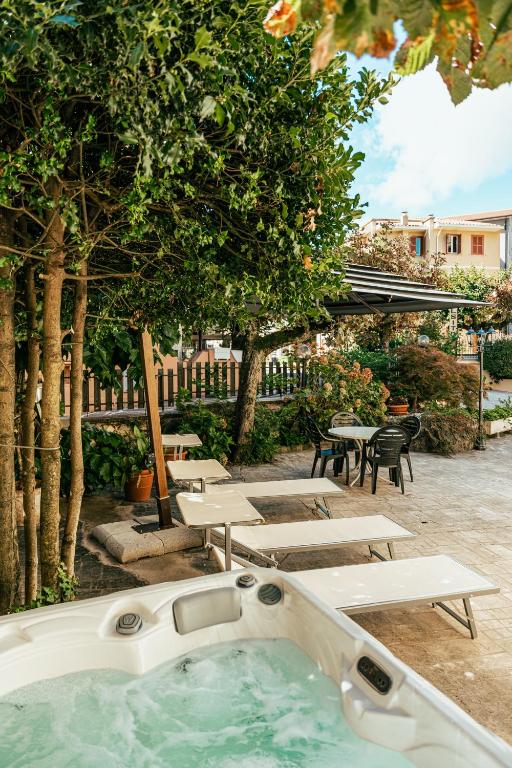 Bazén v ubytování Hotel Belsito Wellness & Spa nebo v jeho okolí