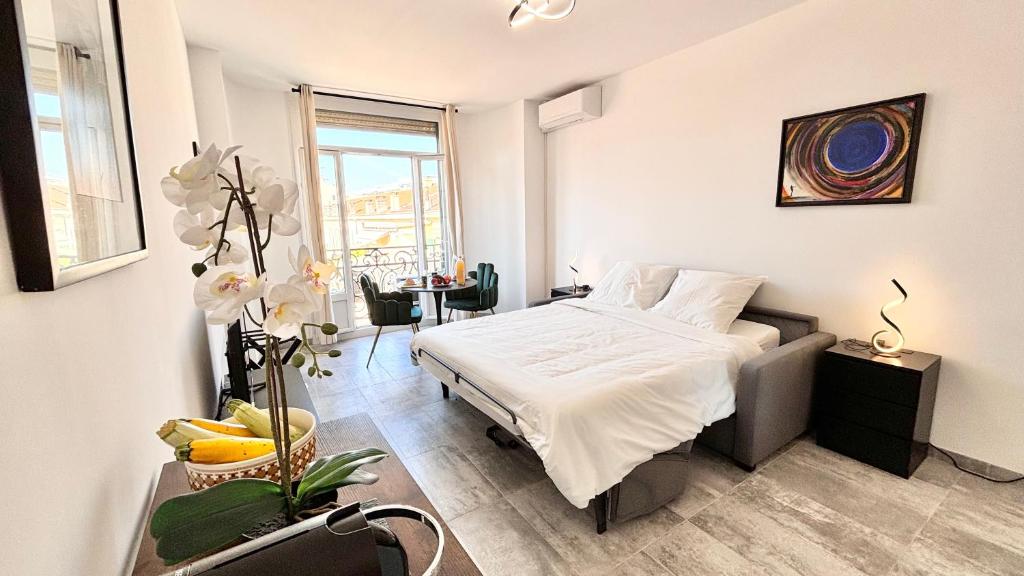 - une chambre avec un lit et une table avec des fruits dans l'établissement Ze Perfect Place - Studio centre-ville - Masséna, à Nice