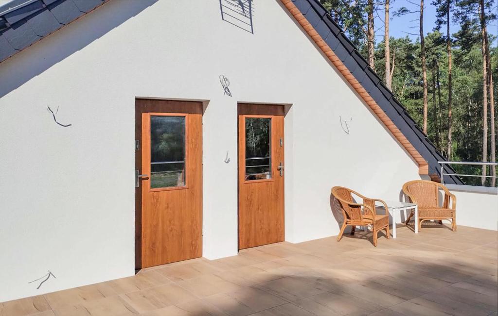 Habitación con 2 puertas, mesa y sillas en Nice Apartment In Dziwnów With Wifi, en Dziwna