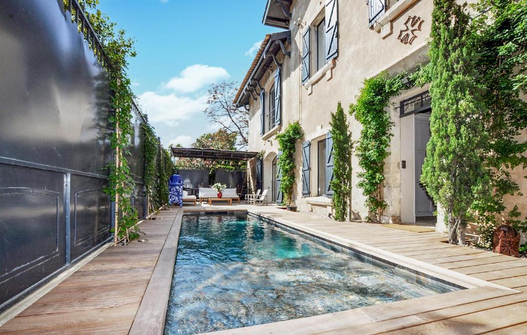 - une piscine dans une cour à côté d'un bâtiment dans l'établissement Lovely Home In Narbonne, à Narbonne