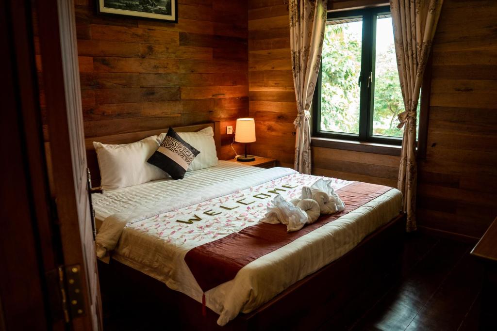 Postel nebo postele na pokoji v ubytování Jungle Sanctuary Hotel Siem Reap