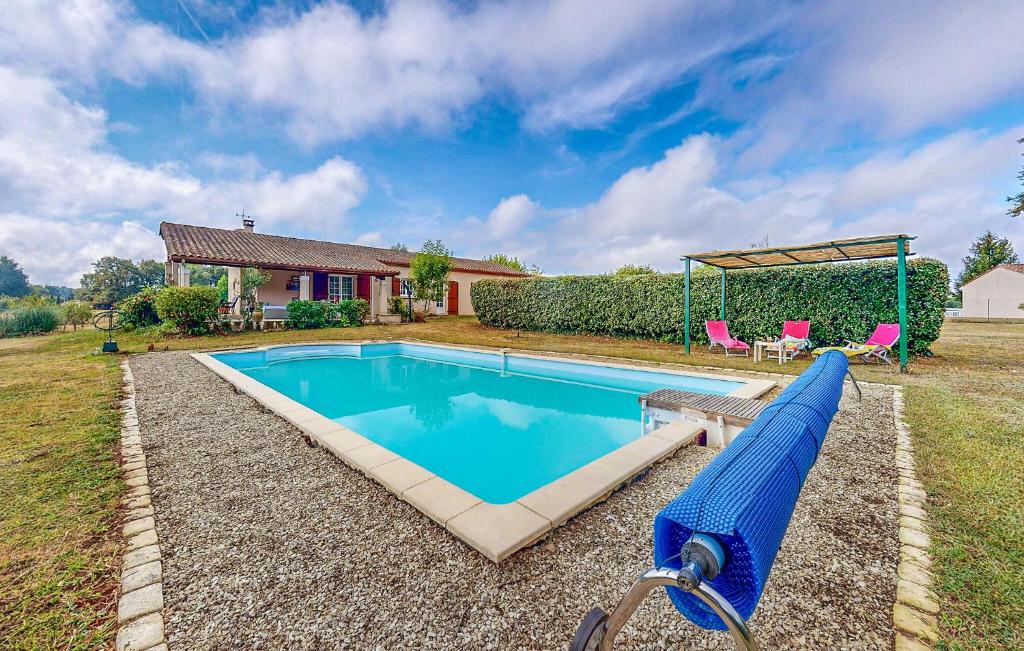 una piscina in un cortile con una casa di 3 Bedroom Stunning Home In Ecuras a Écuras