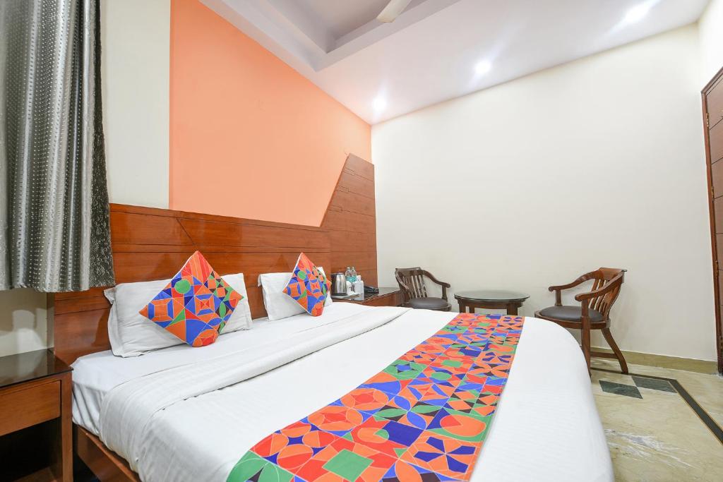 Postel nebo postele na pokoji v ubytování FabHotel Jaggi Palace Karol Bagh