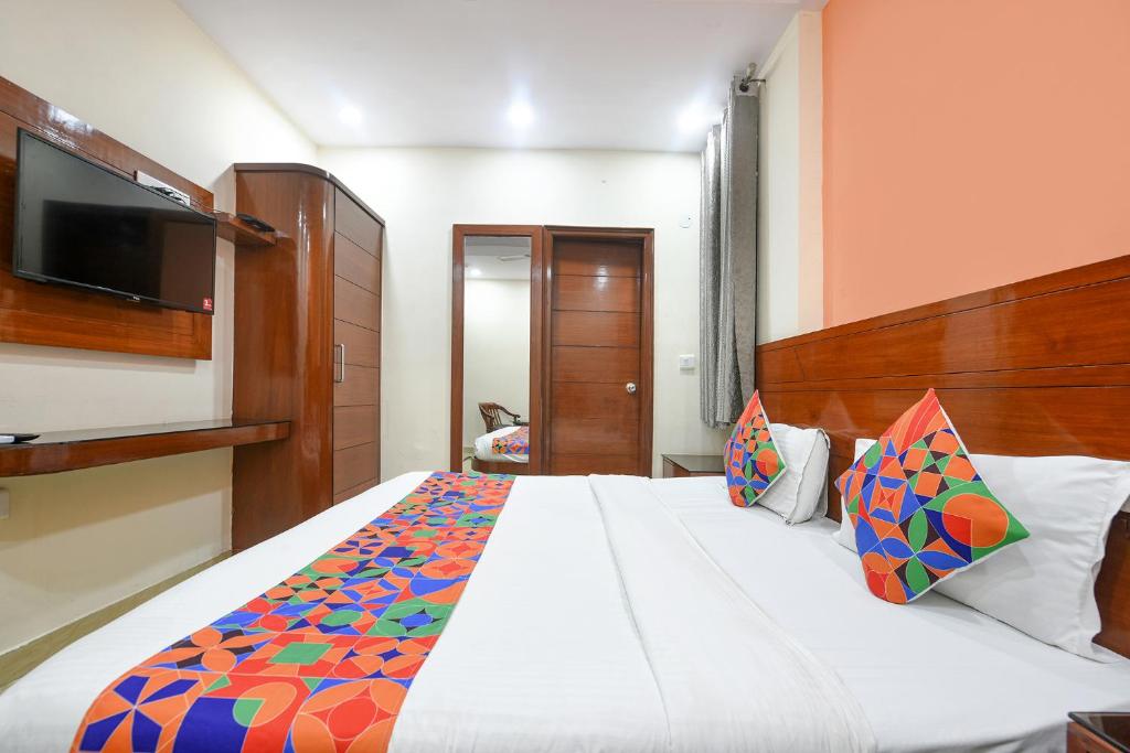 Postel nebo postele na pokoji v ubytování FabHotel Jaggi Palace Karol Bagh