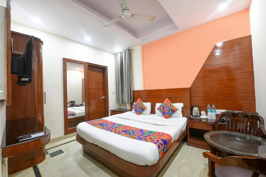 Postel nebo postele na pokoji v ubytování FabHotel Jaggi Palace Karol Bagh
