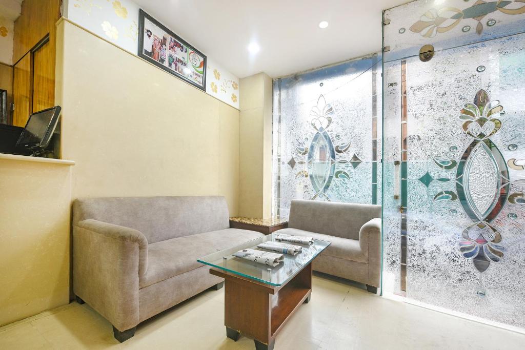 Posezení v ubytování FabHotel Jaggi Palace Karol Bagh