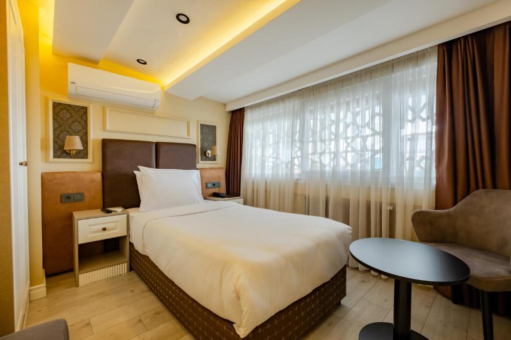 Cama ou camas em um quarto em FRT AİRPORT OTEL