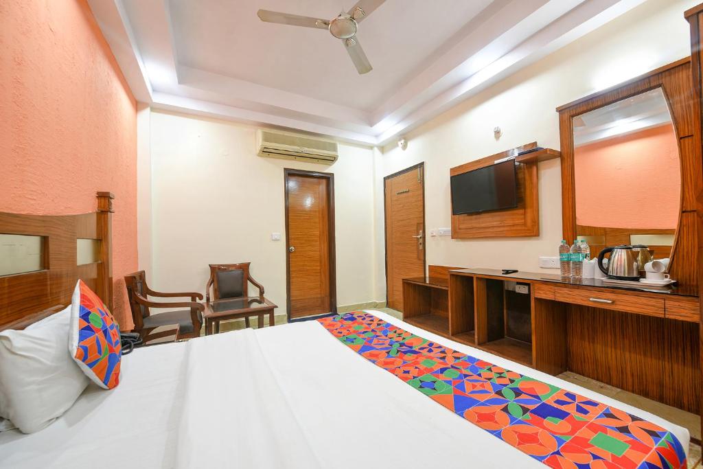 Postel nebo postele na pokoji v ubytování FabHotel Jaggi Palace Karol Bagh