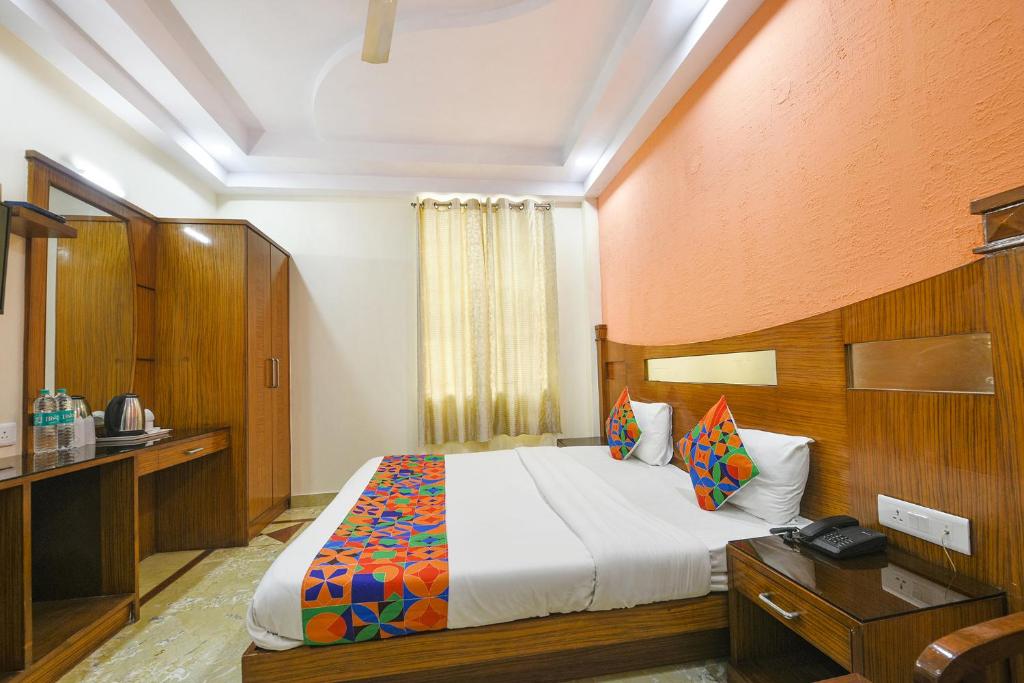 Postel nebo postele na pokoji v ubytování FabHotel Jaggi Palace Karol Bagh