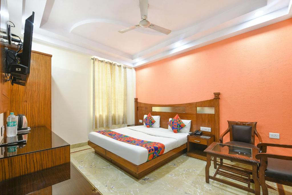 Postel nebo postele na pokoji v ubytování FabHotel Jaggi Palace Karol Bagh
