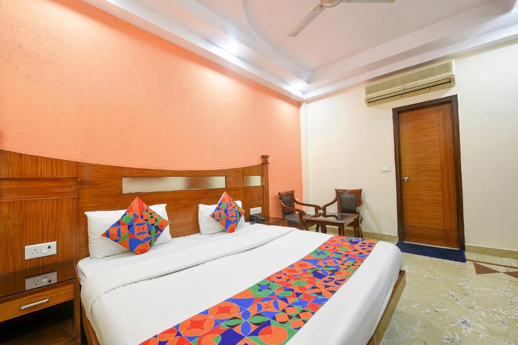 Postel nebo postele na pokoji v ubytování FabHotel Jaggi Palace Karol Bagh