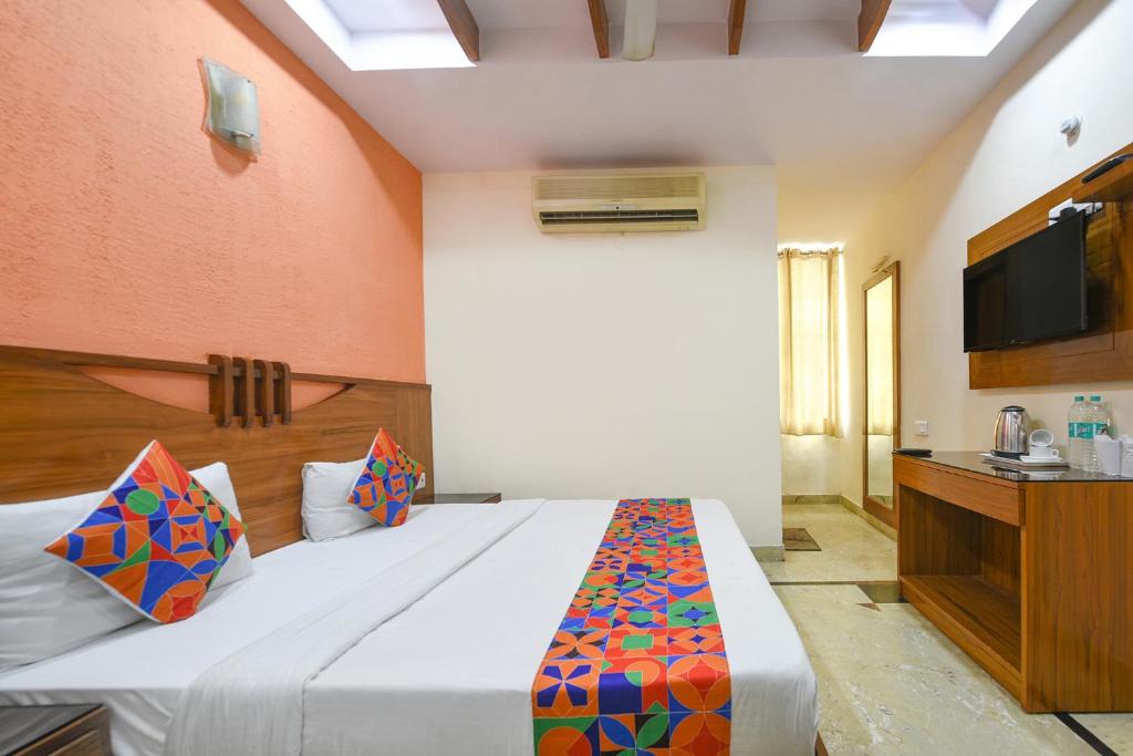 Postel nebo postele na pokoji v ubytování FabHotel Jaggi Palace Karol Bagh