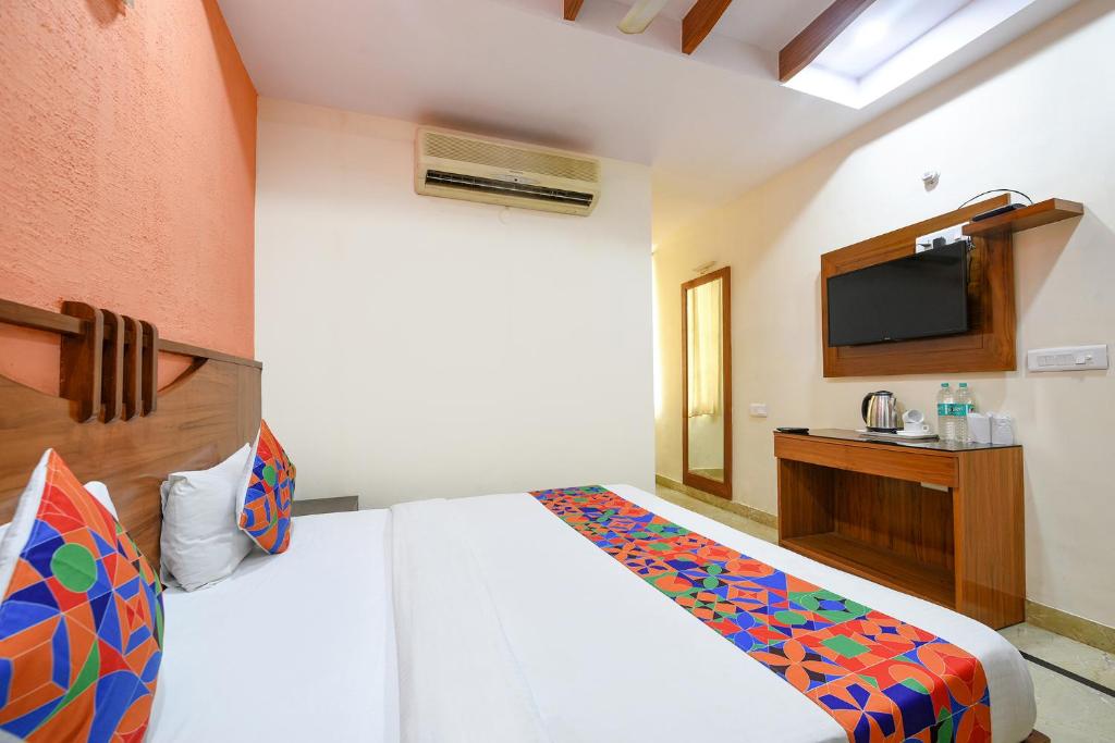 Postel nebo postele na pokoji v ubytování FabHotel Jaggi Palace Karol Bagh