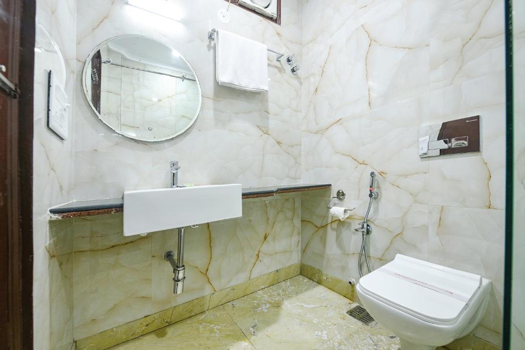 Koupelna v ubytování FabHotel Jaggi Palace Karol Bagh