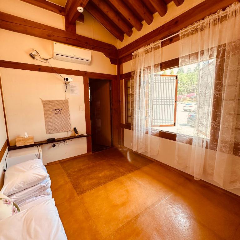 Postel nebo postele na pokoji v ubytování Jeonju Hanok village Deoksugung