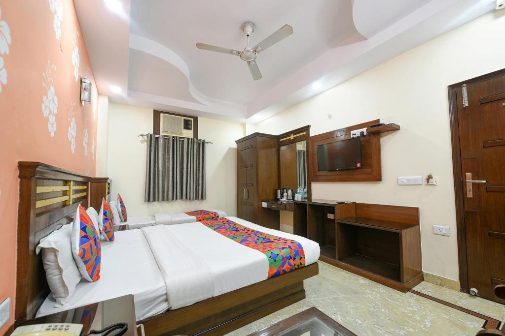 Postel nebo postele na pokoji v ubytování FabHotel Jaggi Palace Karol Bagh