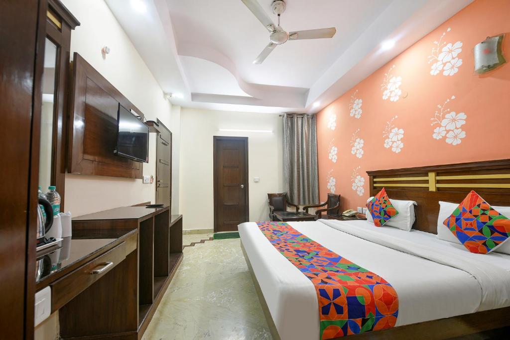 Postel nebo postele na pokoji v ubytování FabHotel Jaggi Palace Karol Bagh